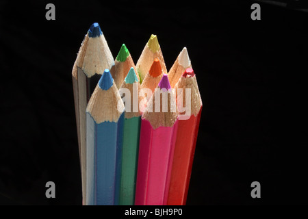 Close up d'un faisceau de crayons de couleur sur un fond noir Banque D'Images