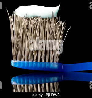 Brosse à dents avec les soies faites de fils métalliques Banque D'Images