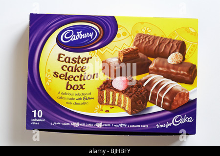 Gâteau de Pâques Cadbury boîte de sélection isolé sur fond blanc Banque D'Images