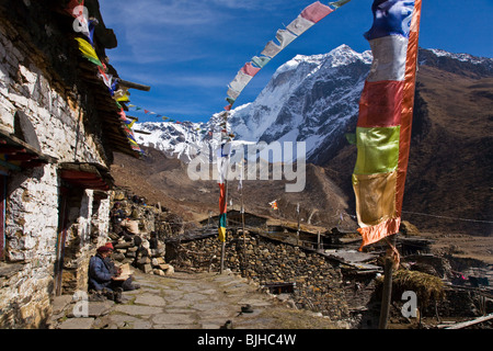 SAMDO PEAK et temple bouddhiste dans le village de SAMDO autour sur le MANASLU TREK - NUPRI RÉGION, NÉPAL Banque D'Images