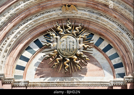 Disque solaire au-dessus du motif du portail central de la façade principale de la Cathédrale de Sienne. La toscane, italie Banque D'Images