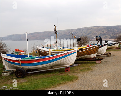 Les bateaux de pêche traditionnels ou cobles, garé dans la cour du club de bateau à Runswick Bay North Yorkshire Banque D'Images