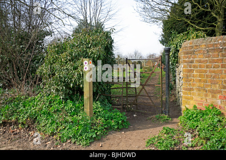 Un kissing gate sur un sentier public dans un village de Norfolk au Royaume-Uni. Banque D'Images