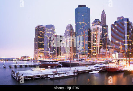 Manhattan seaport au crépuscule Banque D'Images