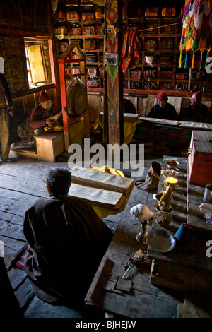 Moines bouddhistes tibétains lire les textes sacrés dans le village de SAMDO autour sur le MANASLU TREK - NUPRI RÉGION, NÉPAL Banque D'Images