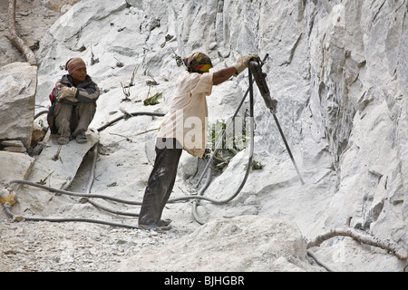 Les travailleurs sur la route autour de l'ANNAPURNA TREK - Népal, RÉGION DE NUPRI Banque D'Images