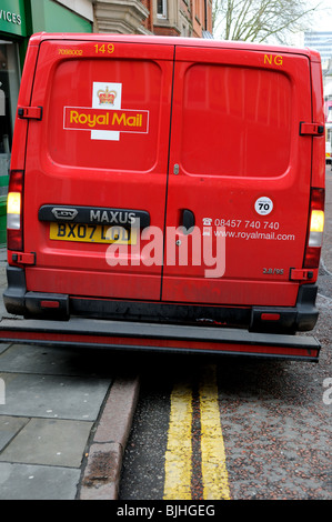 Bureau de poste de la Royal Mail Van stationne illégalement . Banque D'Images