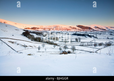 Fist allume le grand ridge et lâche à la suite de la colline de neige en hiver vue ici à partir de Forcella Staulanza à Derbyshire Banque D'Images