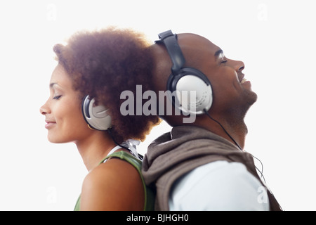 Couple wearing headphones Banque D'Images