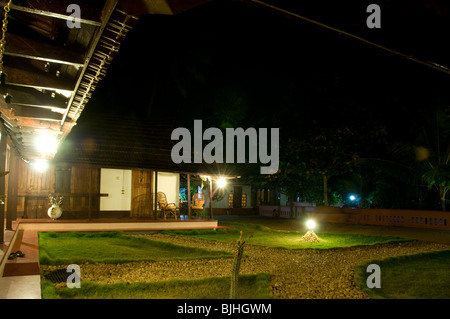 De l'extérieur d'un homestay resort at night - Allepey, Kerala, Inde Banque D'Images