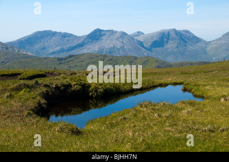 Sur la crête de Carrigbyrne Hill, près de Leenane, comté de Galway, Irlande. Les Twelve Bens du Connemara dans la distance. Banque D'Images