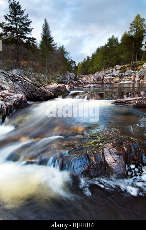 La belle chute Achness en petite série prise à Glen Cassley, Sutherland en Écosse par un beau soir de printemps Banque D'Images