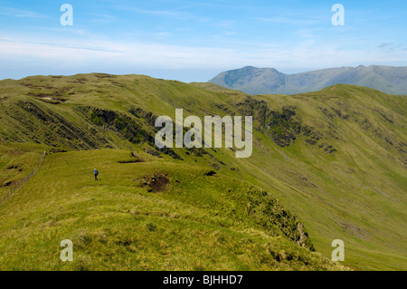 Sur la crête de Carrigbyrne Hill, près de Leenane, comté de Galway, Irlande. Mweelrea au loin. Banque D'Images