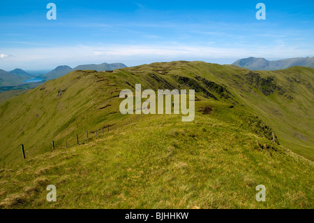 Sur la crête de Carrigbyrne Hill, près de Leenane, comté de Galway, Irlande Banque D'Images