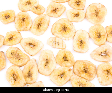 Chips de banane sur fond blanc Banque D'Images