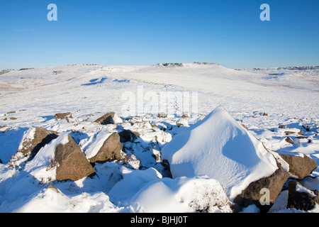 De fortes chutes de neige à partir de la partie supérieure de plus Owler Tor à la plus Winyards Nick et Higger Tor dans la distance. Le Peak District, UK Banque D'Images