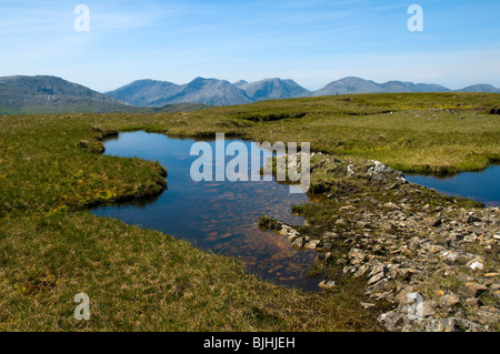 Sur la crête de Carrigbyrne Hill, près de Leenane, comté de Galway, Irlande. Les Twelve Bens du Connemara dans la distance. Banque D'Images