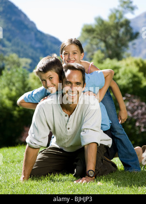 Papa dans le parc avec ses deux enfants Banque D'Images