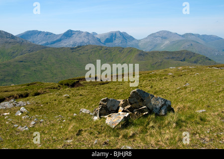 Sur la crête de Carrigbyrne Hill, près de Leenane, comté de Galway, Irlande. Les Twelve Bens du Connemara dans la distance. Banque D'Images