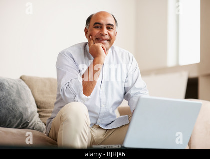 Man working on laptop Banque D'Images