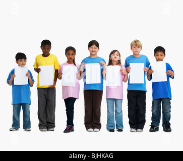 Enfants holding paper Banque D'Images