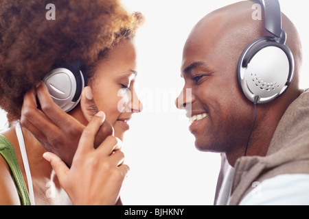 Couple wearing headphones Banque D'Images