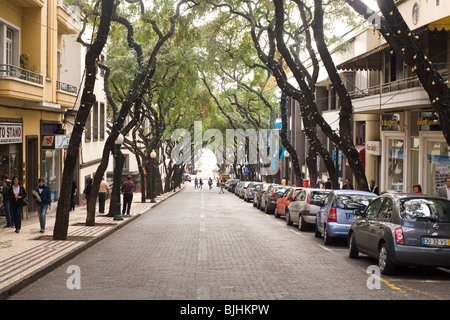 La vie quotidienne dans une rue de Funchal la capitale de Madère, au Portugal. Banque D'Images