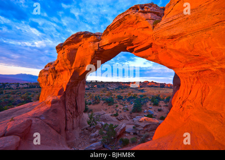 Broken Arch dans storm light, Arches National Park, Utah, Devils Garden, arche naturelle de Entrada sandstone Banque D'Images