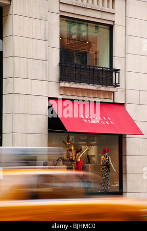 Barney's storefront avec excès par taxi, New York City USA Banque D'Images