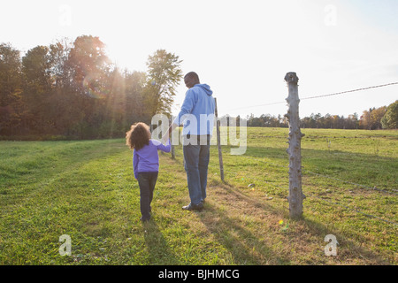 Père et fille marcher Banque D'Images