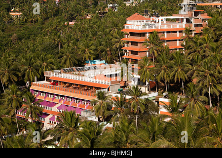 L'Inde, le Kerala, Kovalam, elevated view resort le développement parmi les palmiers du haut du phare de Bonaventure Vizhinjam Banque D'Images