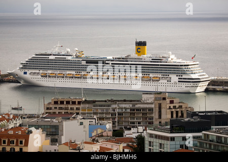 Un navire de croisière Costa Serena est amarré dans le port de Funchal, la capitale de Madère, au Portugal. Banque D'Images