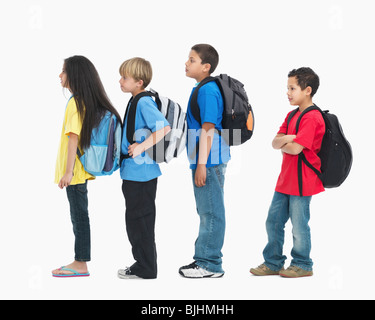 Ligne d'enfants portant des sacs à dos Banque D'Images