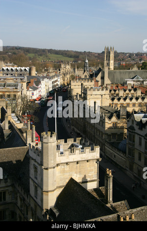 Vue d'Oxford High Street de St Mary's Church Tower, Oxford, Oxfordshire, Angleterre. Banque D'Images