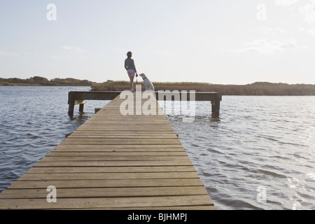 Woman and dog on pier Banque D'Images