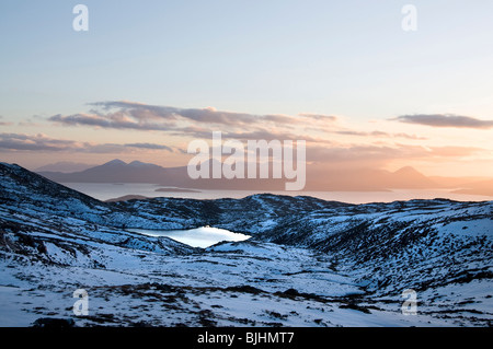 Vue depuis le Bealach na ba Walcourt road à l'Rasaay et l'île de Skye à travers le son intérieur Banque D'Images