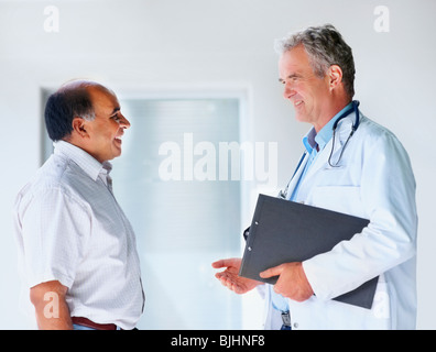 Doctor talking to patient Banque D'Images