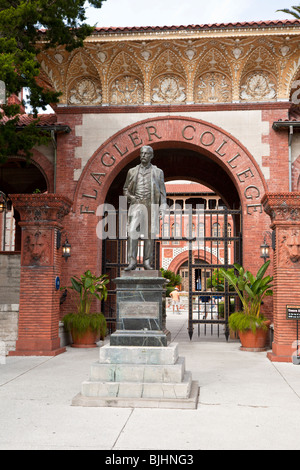 Memorial statue de Henry Flagler à entrée à Flagler College à Saint Augustine, Floride Banque D'Images
