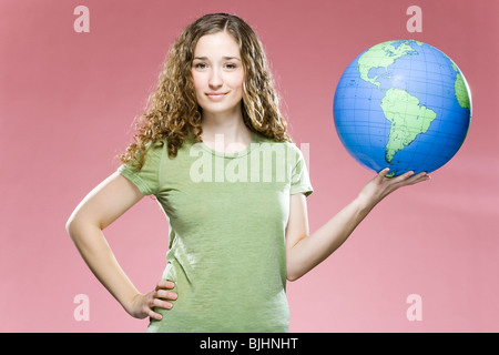 Woman holding a globe Banque D'Images