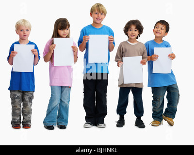 Enfants holding paper Banque D'Images