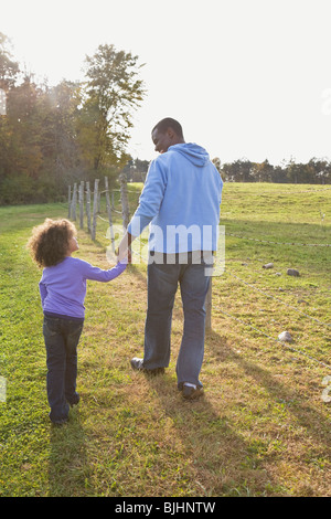 Père et fille marcher Banque D'Images