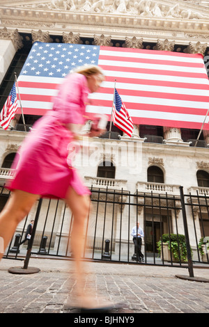 New York Stock Exchange avec business woman walking passé dans le motion blur, Wall Street, Manhattan, New York, USA Banque D'Images