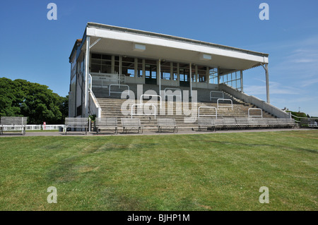 La tribune du stade à plusieurs niveaux à un hippodrome de course de chevaux à Folkestone, Kent, UK avec un toit en porte-à-faux. Banque D'Images