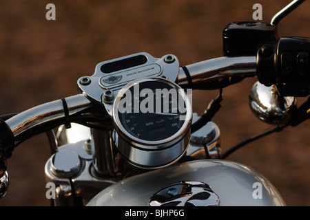 2003 modèle xl 883 moto Harley custom libre de l'un compteur indiquant 108mph rider's view Banque D'Images