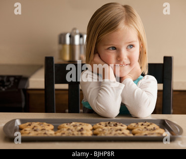 Jeune fille en attente de cookies Banque D'Images