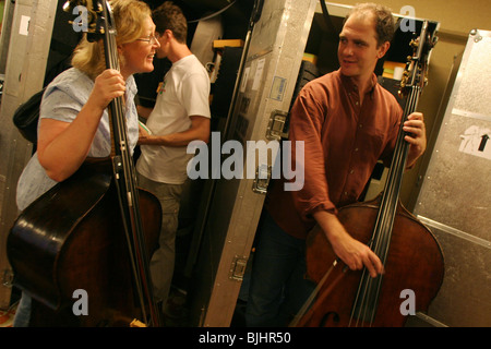 Les membres de l'Orchestre symphonique de Sydney se préparer pour un backstage à répétition musicale Orchestre symphonique d'Osaka, Japon Banque D'Images