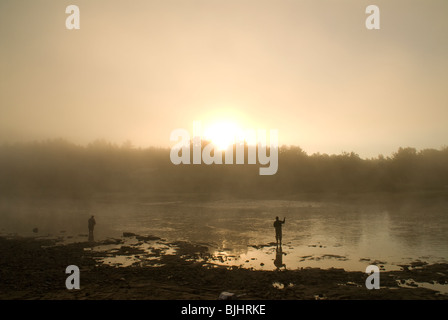 La pêche de mouche pour le saumon atlantique, Salmo salar, rivière Miramichi, Nouveau-Brunswick, Canada. Banque D'Images