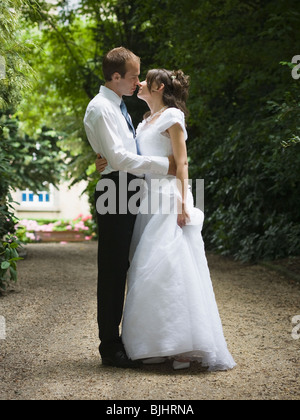 Bride and Groom kissing Banque D'Images