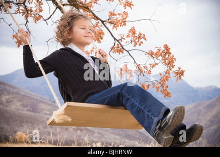 Enfant sur la balançoire Banque D'Images