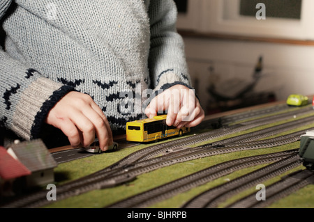 Garçon joue avec petit train Banque D'Images